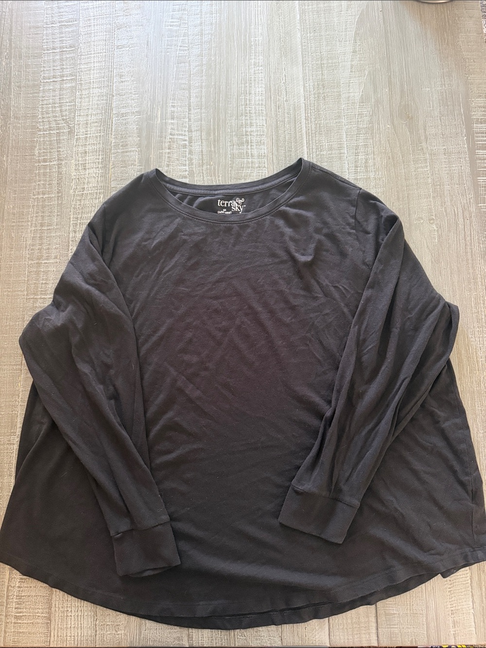 Terra & Sky Black Long Sleeve Crewneck Tee for women